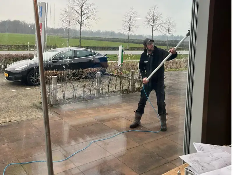 Professionele glasbewassing op hoogte door Padrino's Bedrijfsdiensten